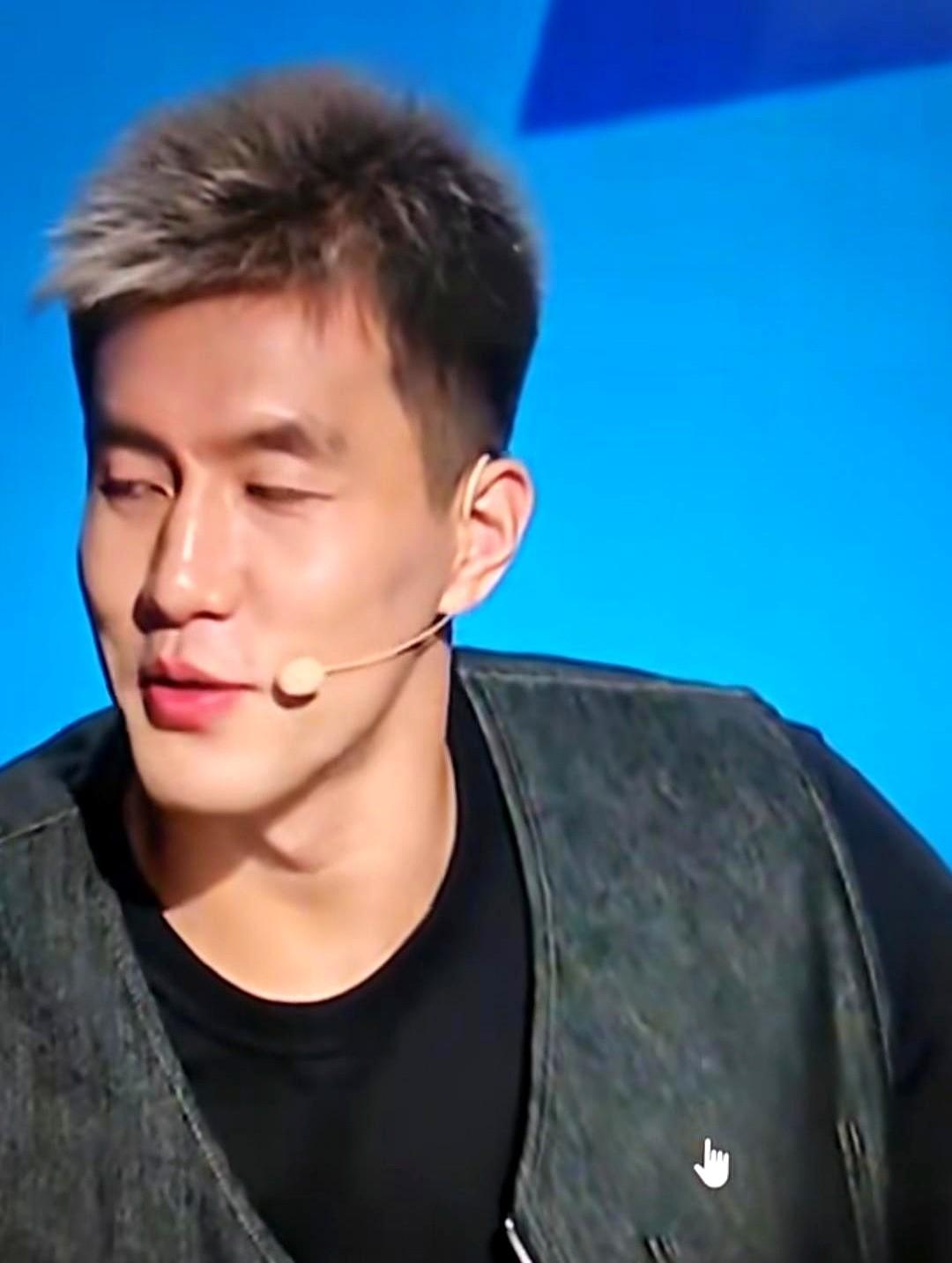 你会不会觉得比赛解说也变得越来越有趣？

这次，一位球员变身“搞笑主播”，用一句