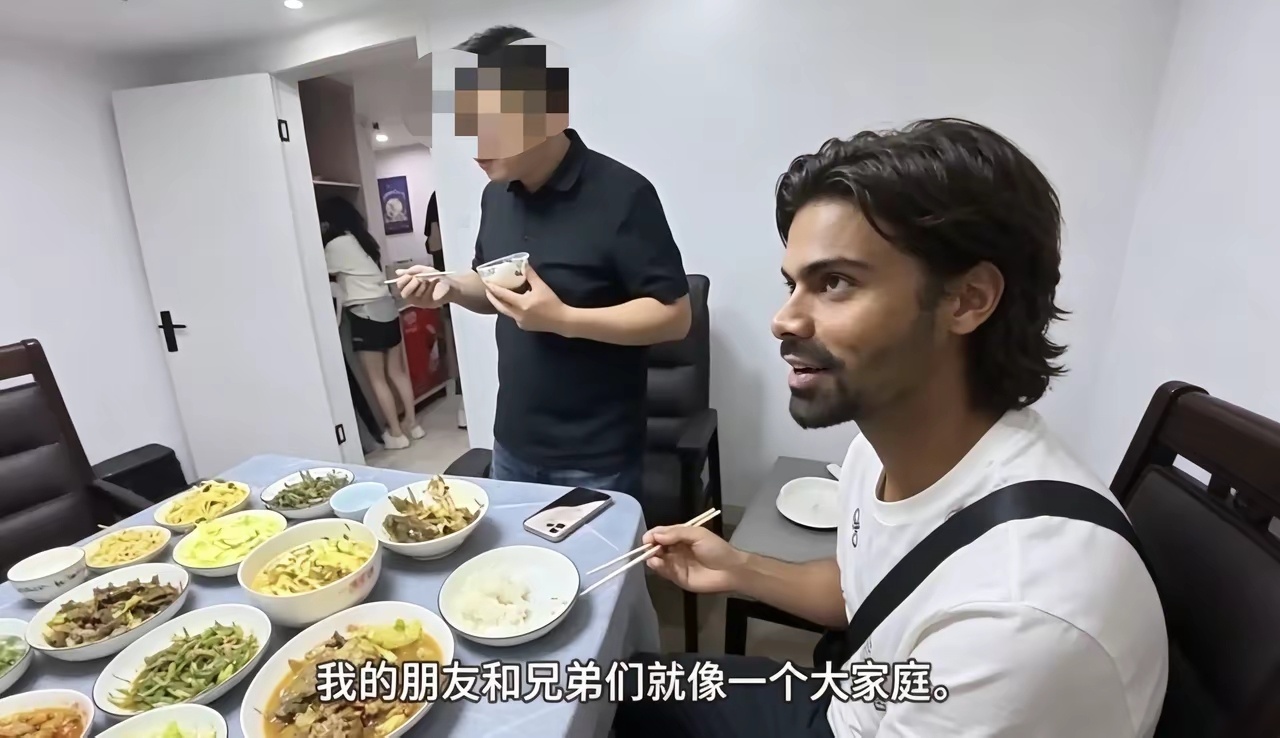 在中国穷游博主，又受到了热情的招待，被人领回家还做了十几个菜招待他。 