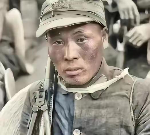 1945年，一名机枪手为了躲避日军，选择绕上山路前进，没想到意外发现100多名正