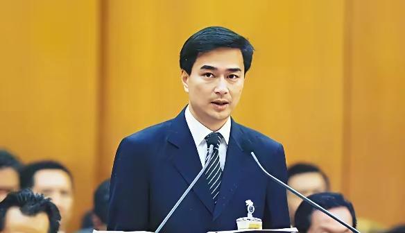 ​半路杀出一个程咬金。这时候泰国原总理阿披实宣布参加的下一届总理的选举，这无意中