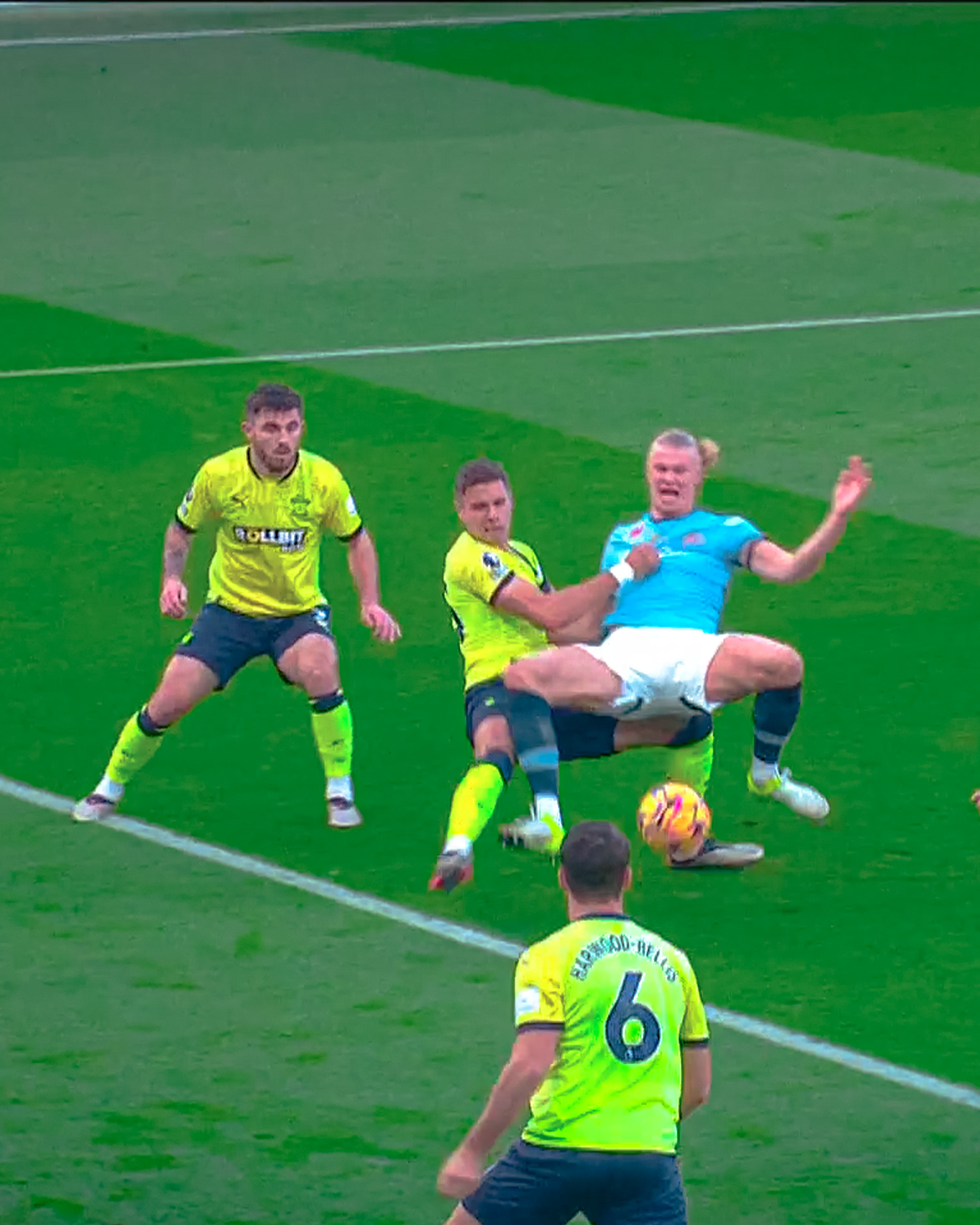 在完全失去重心的情况下铲射破门，如今的中卫想单防哈兰德，就得练成NBA中锋、或者