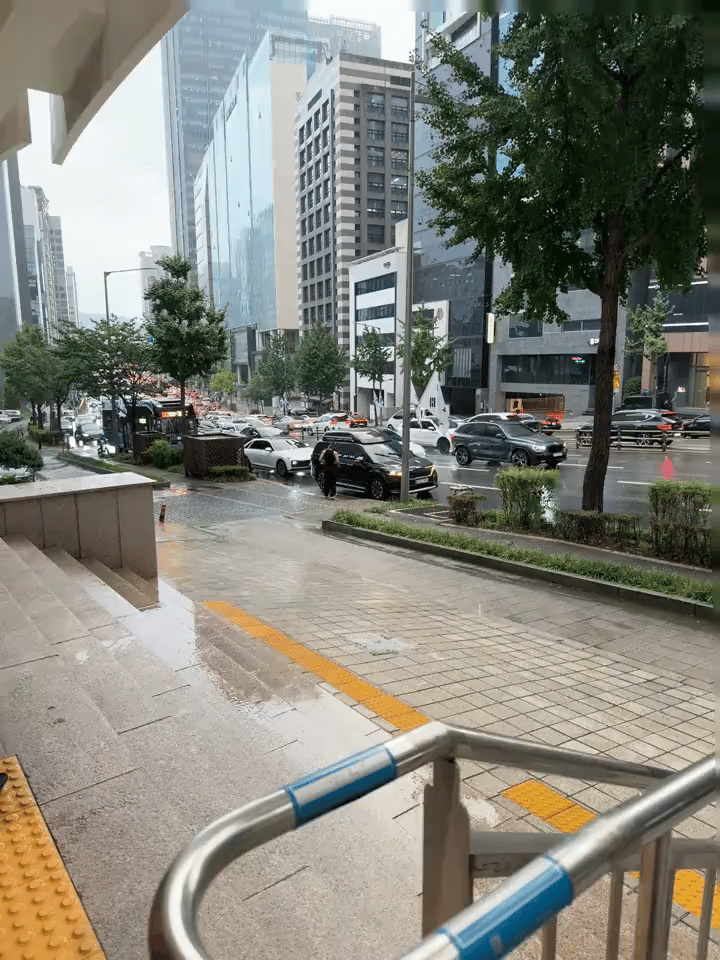 徐明浩大雨都没放弃做皮肤管理克拉妹一眼认出下着大雨还不忘来做皮肤管理的徐明浩支持