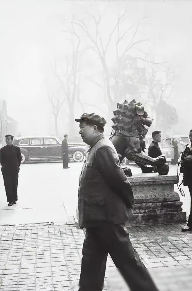 1957年，一段传奇般的午后，伟大领袖毛主席在送别了友邦政要之后，左手背在身后，