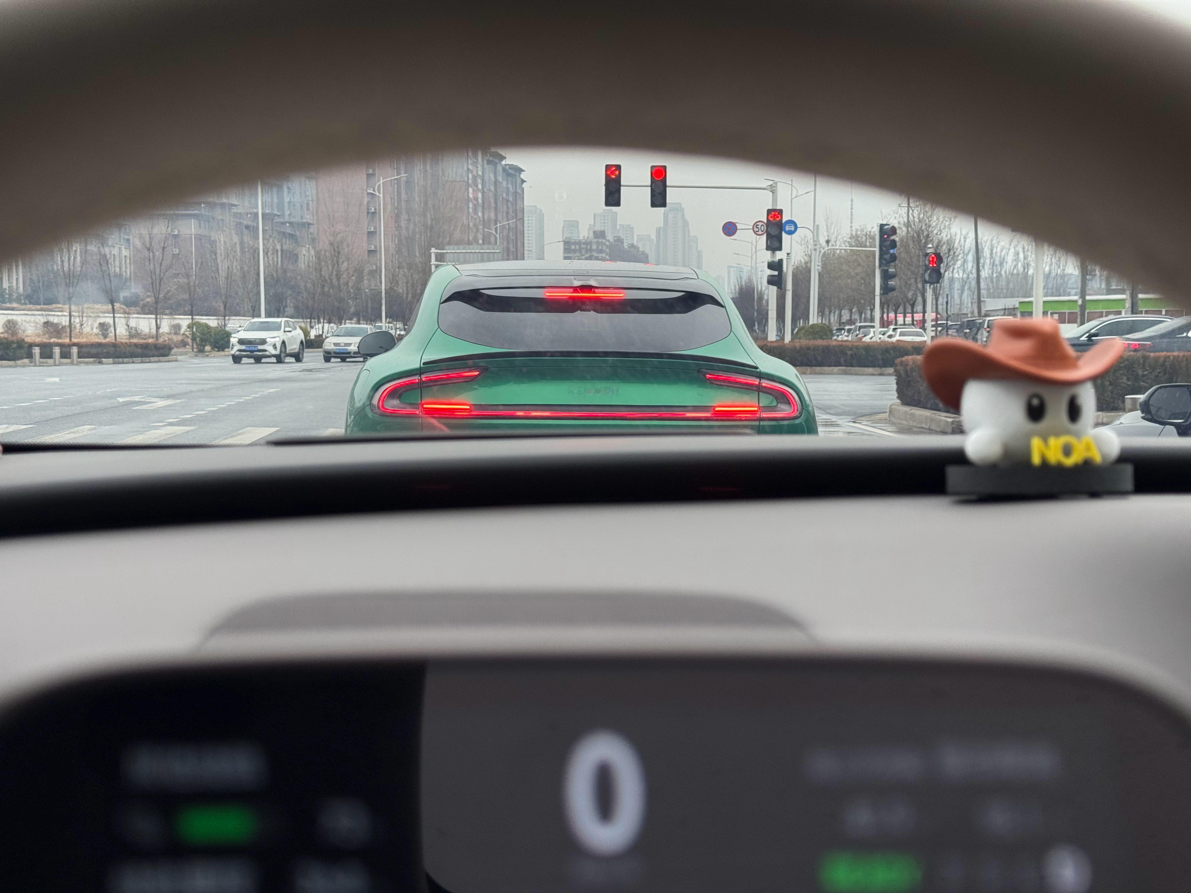 这个角度看Yu7还是挺好看的，这个绿色也很高级…但我还是更喜欢su7多一些！ 