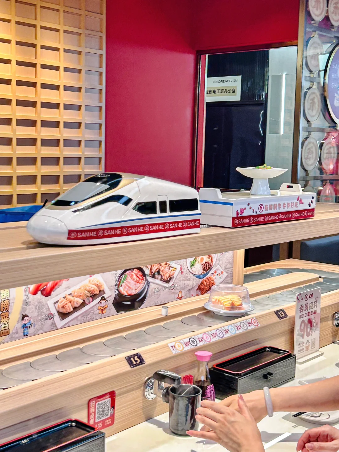 东莞探店🍣和谐号来给您送寿司啦！