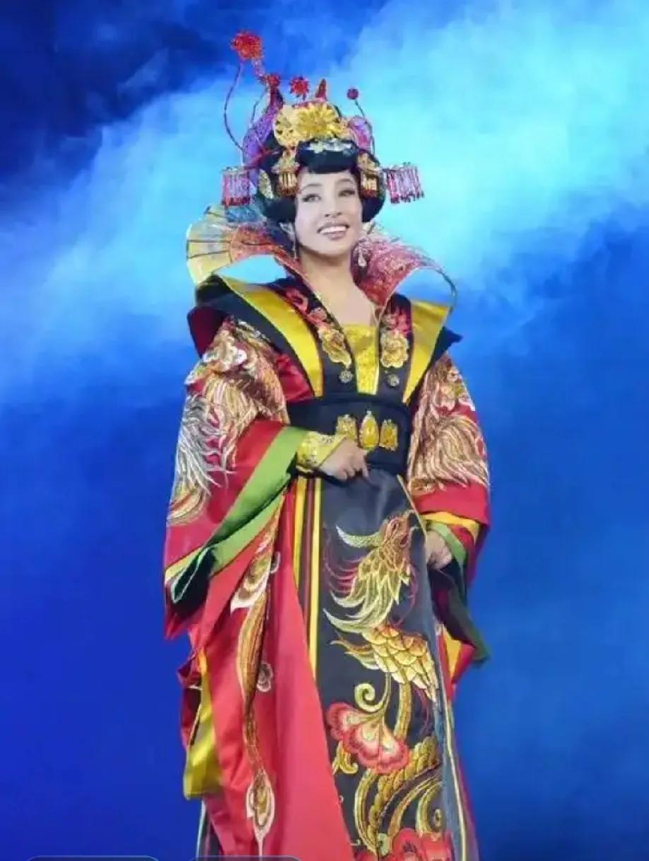 刘晓庆再度扮演武则天，重现经典。妆容精致，气质华贵，仿佛穿越回唐朝宫廷。她一颦一