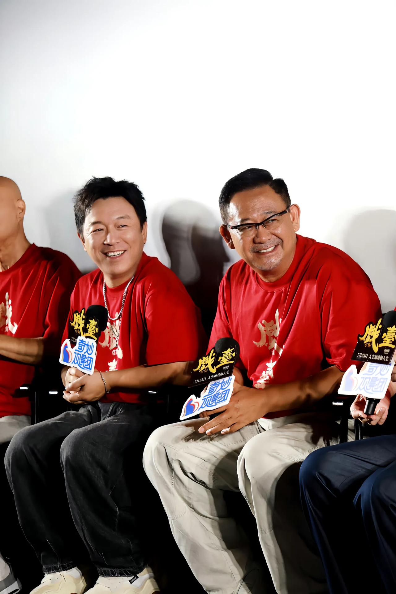 陈佩斯32年没拍电影？《戏台》首映礼直接让朱时茂看哭了！32年没碰电影，陈佩斯一