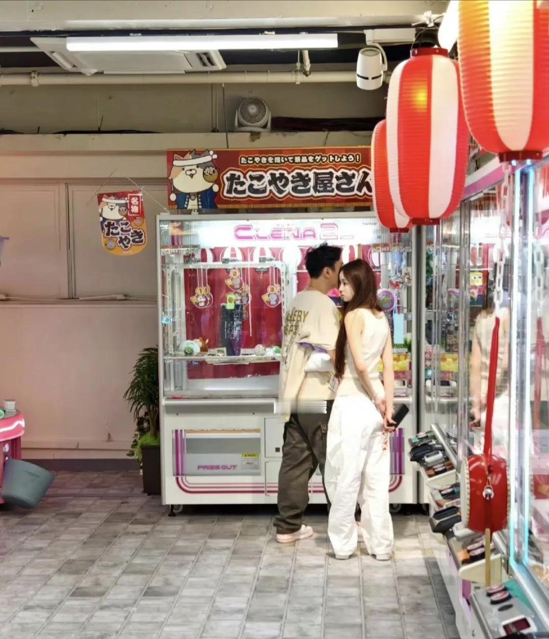 黄一鸣在家里带娃，王思聪却带着懒懒去玩抓娃娃，要是放在当时那个年代，这是个很严重