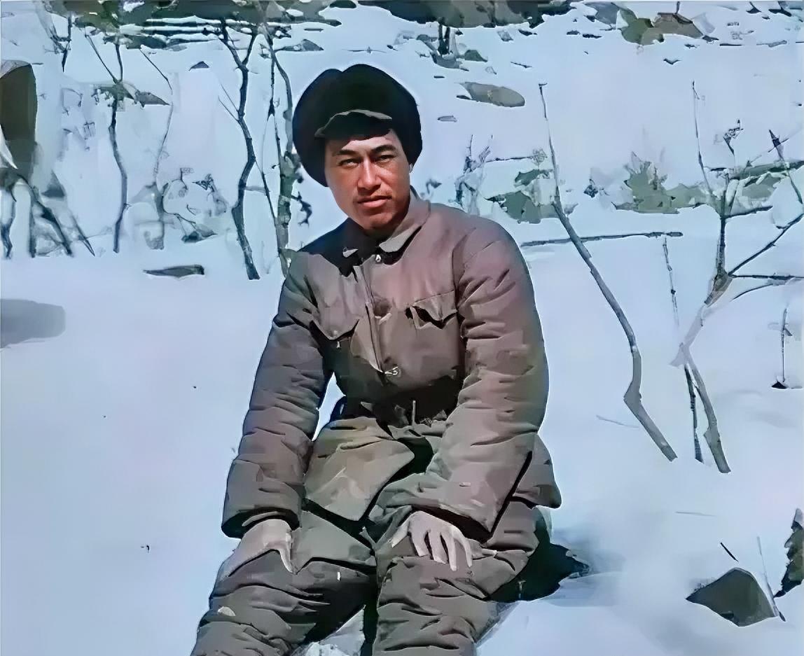 1950年，剿匪途中，一名解放军战士不幸被俘，土匪头子见他年轻，想收编他，他宁死