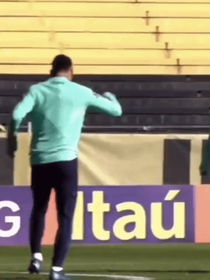 狗急跳墙！内马尔急起来是怎么样的？[what][笑哭][捂脸]脚都没用了！