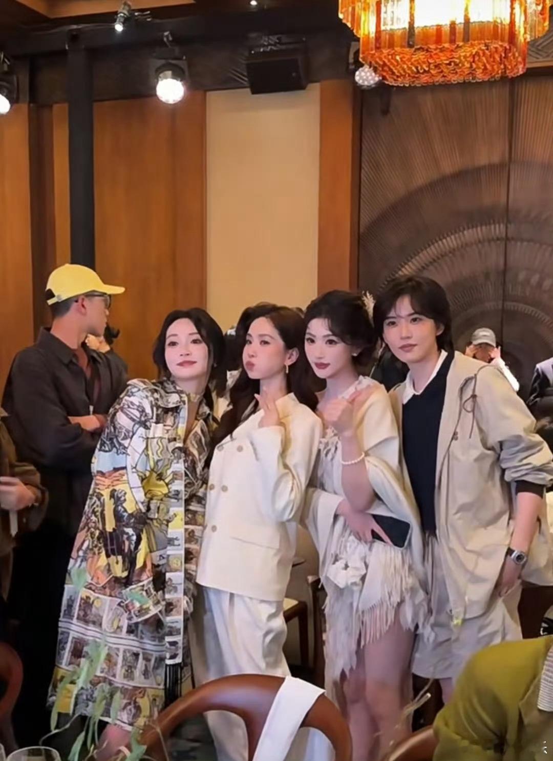 VOGUE晚宴VOGUE晚宴上美女的旁边还是美女