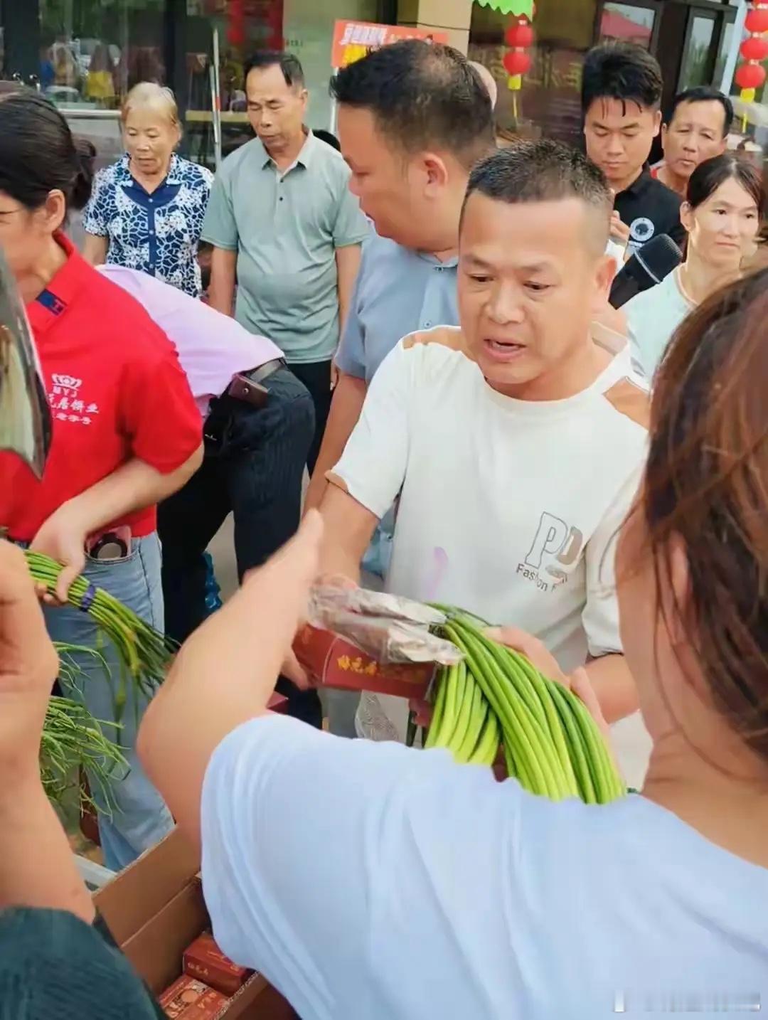 全红婵父亲传来新消息！国内舆论圈彻底引爆，全红婵父亲携手本土爱心企业回乡送温暖，