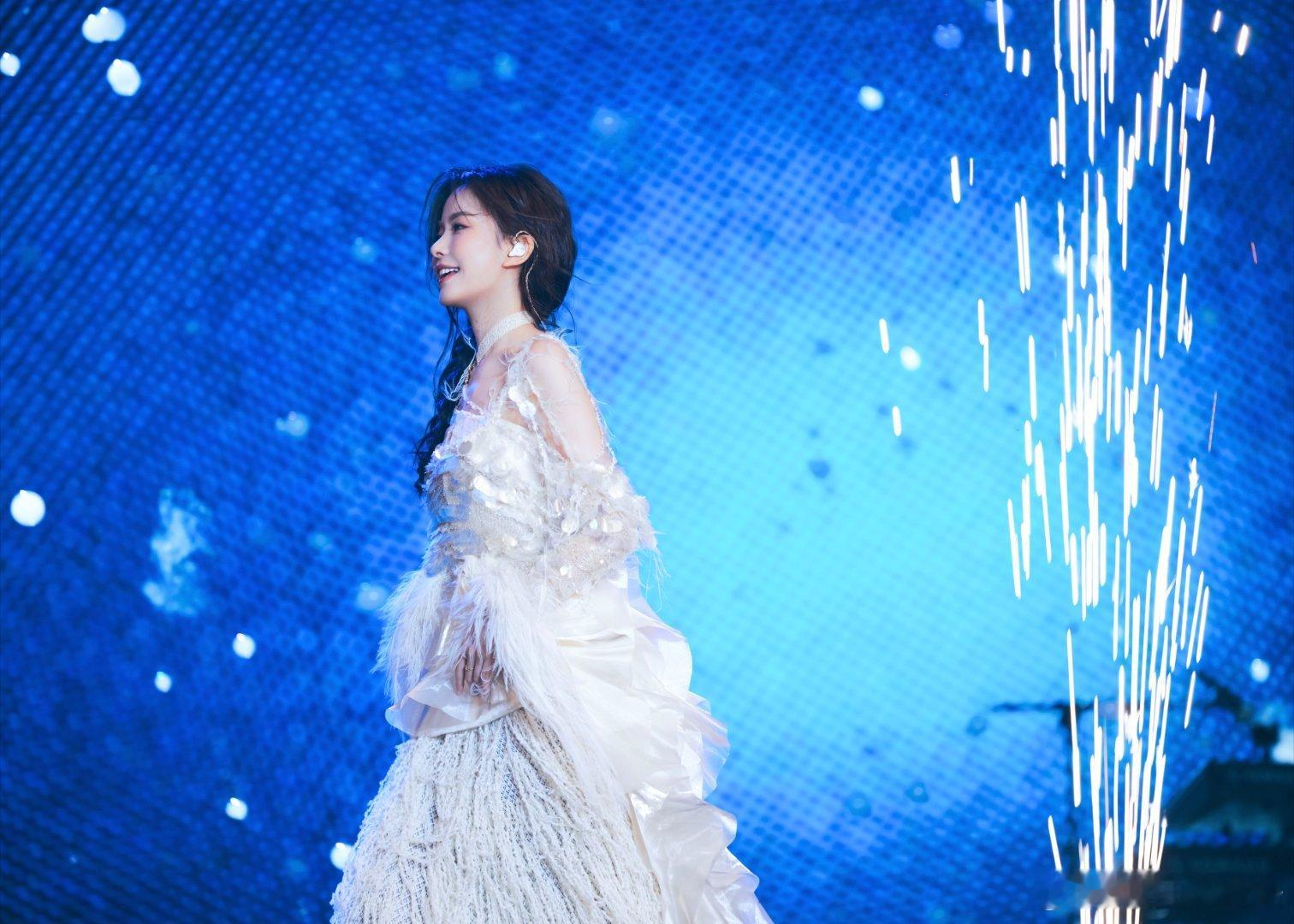 陈卓璇当拾巡回演唱会从微光里启程，在黑暗中等待闪耀。2026【当·拾】巡回演唱会