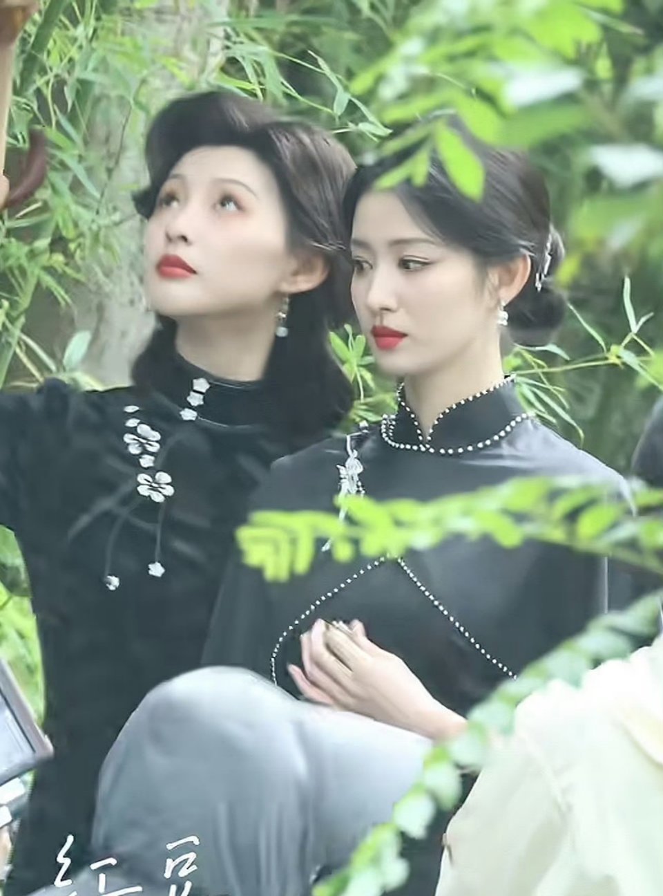 王楚然旁边的女配角比主角更美，温婉端庄有古典气质。 ​​​