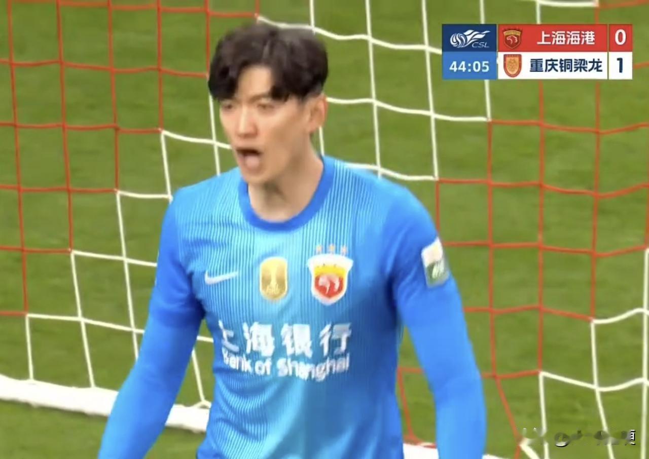 又是颜骏凌！颜骏凌出击失误送大礼！上海海港这两个球丢的太不应该了[叹气]

北京