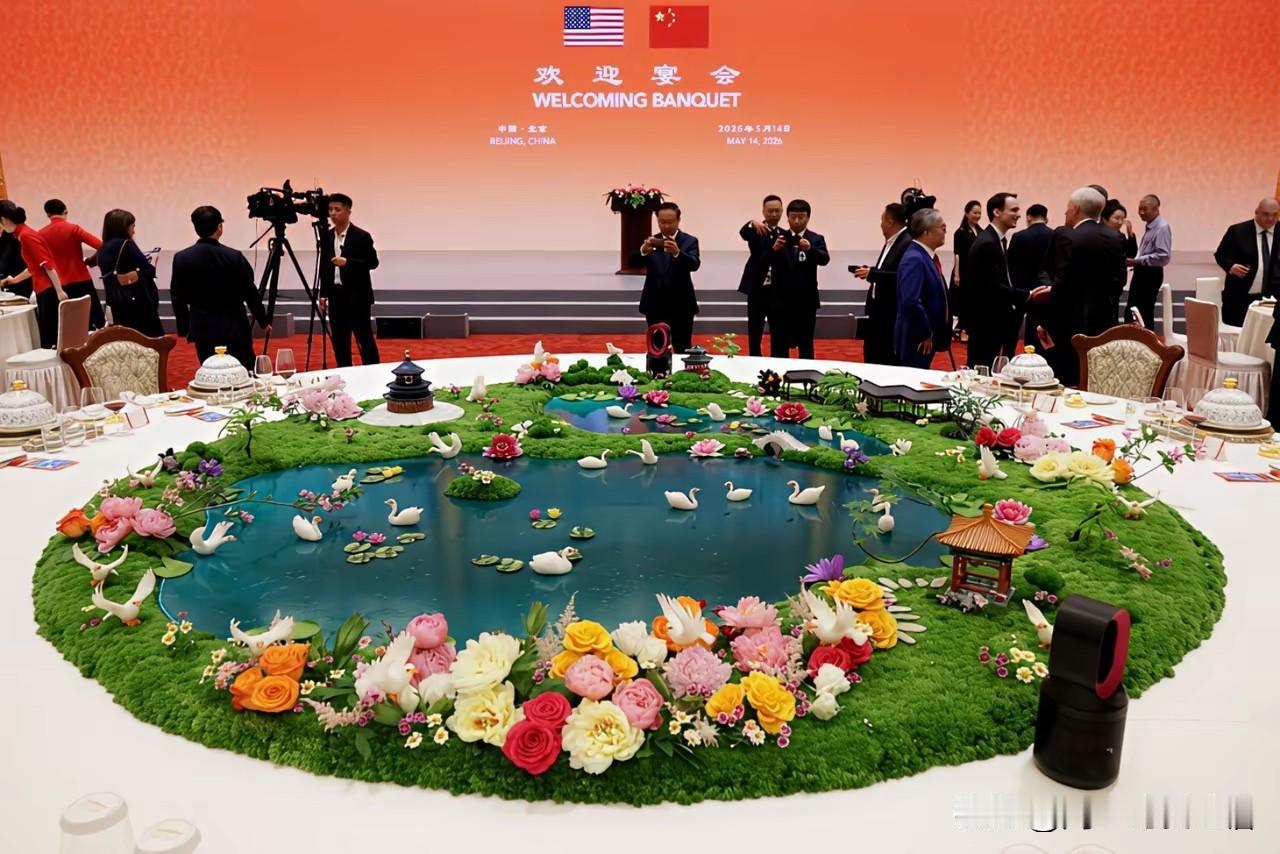 这场顶级晚宴，真正的主角不是马斯克、黄仁勋，而是一方中式桌面！

当世界首富马斯