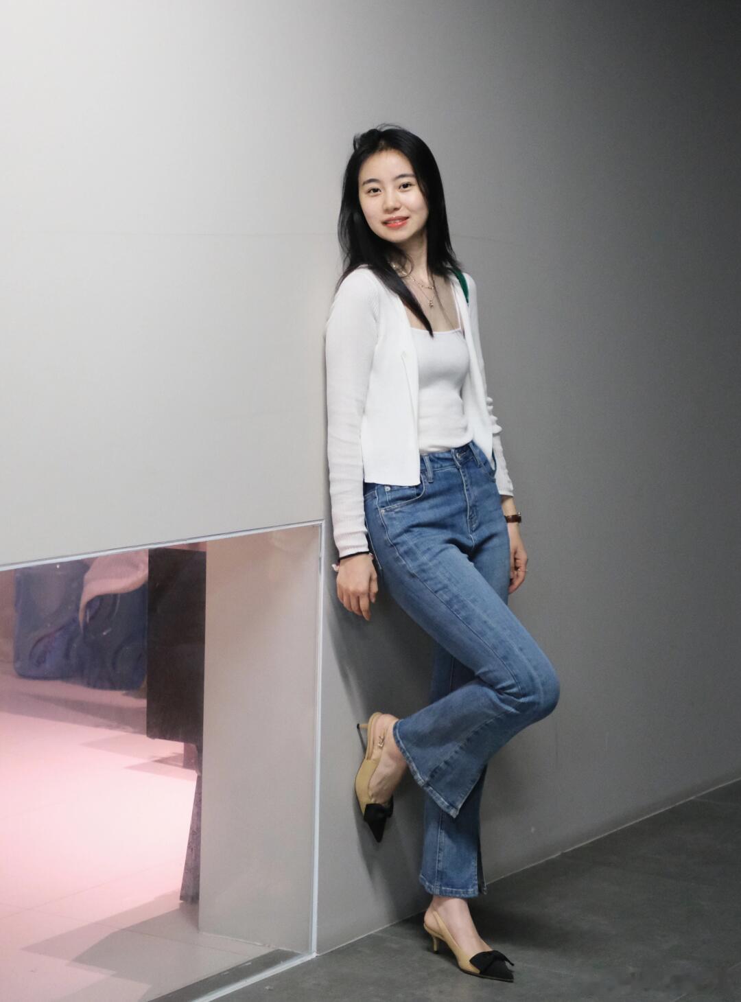 喜欢穿白衬衫牛仔裤的我 ​​​