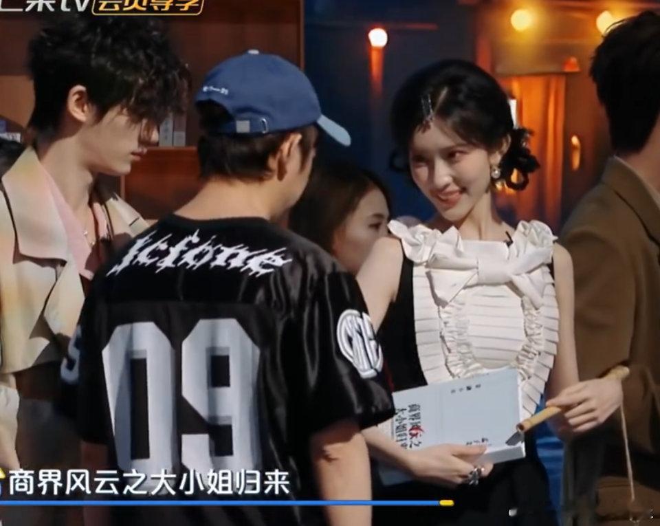 孟子义丁程鑫一款对抗路姐弟小丁拿着《刺杀小说家2》剧本，孟姐一脸懵，这互动笑死我