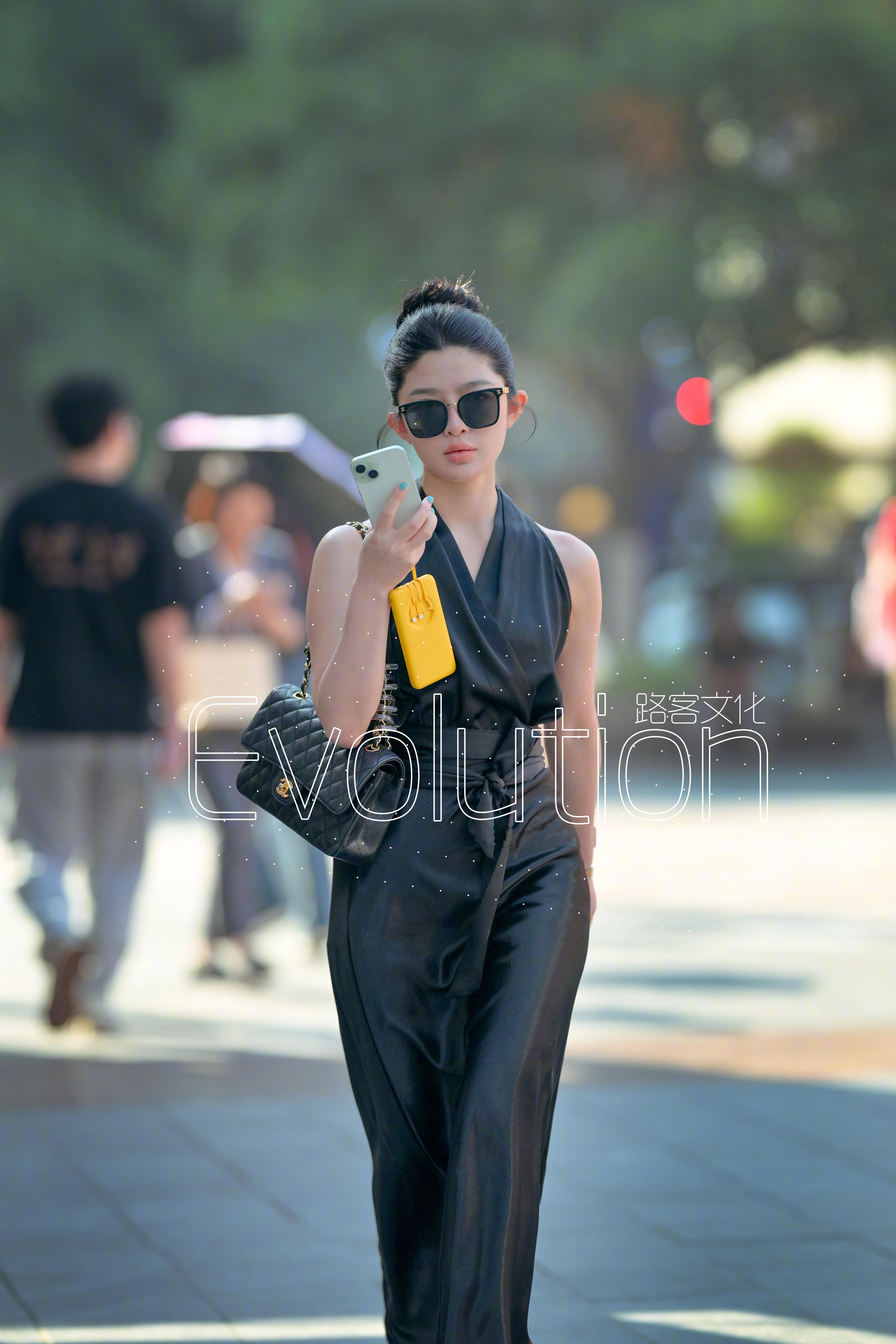 这小墨镜烘托出的那一份气质 拽拽的厉害了 ​​​