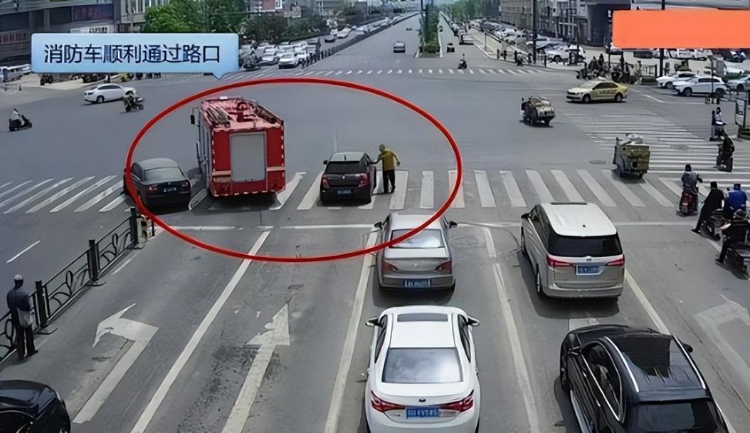 给“消防车”让道被扣6分，车主申诉遭拒，交警：谁让你闯红灯了
近日，一则关于“给