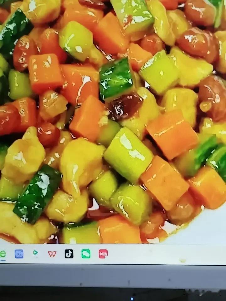 宫保鸡丁，一道闻名全球的中国名菜。它本是鲁菜，由清朝名臣丁宝桢带到四川，成了川菜