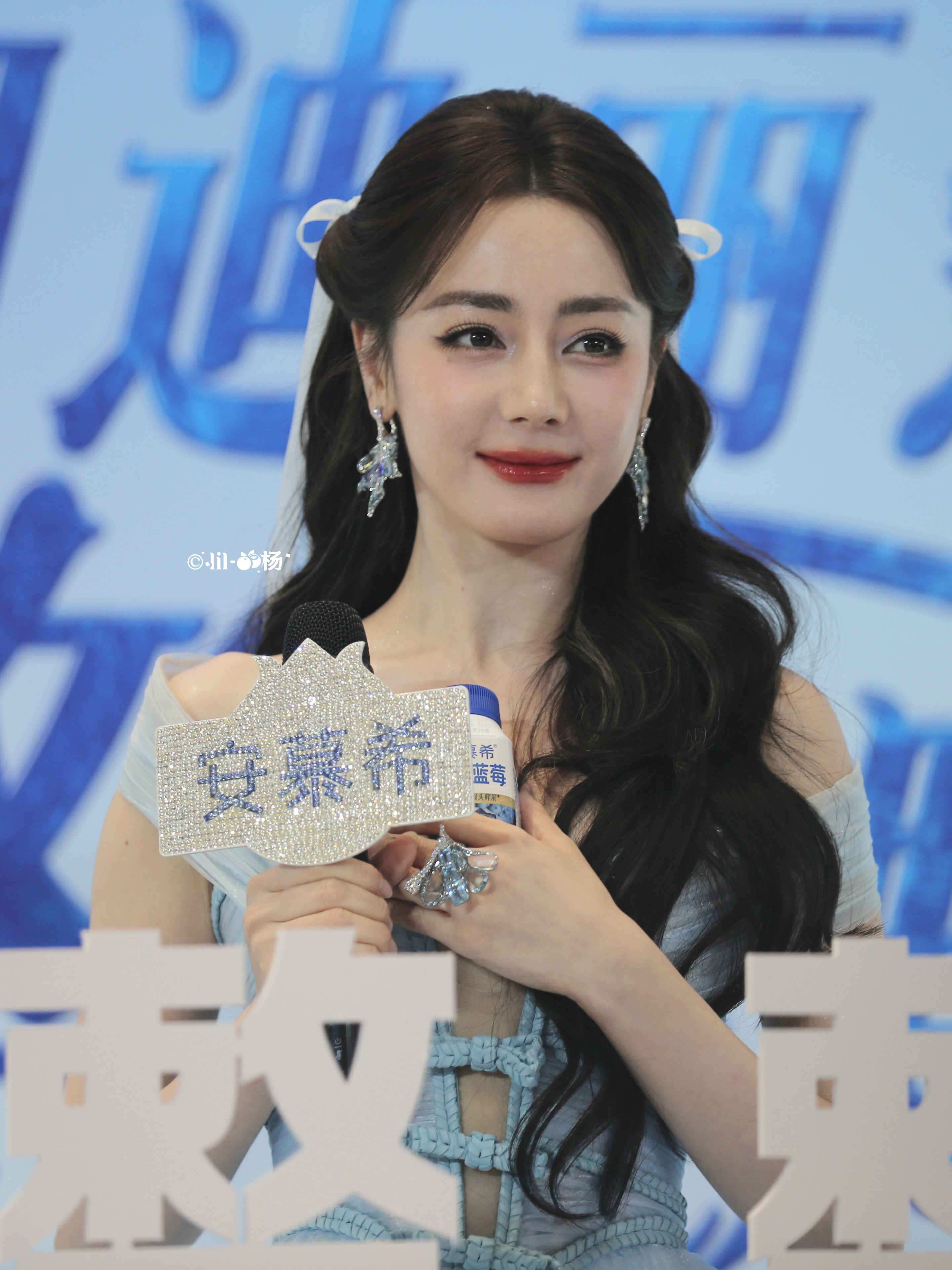 迪丽热巴深V开到腰了不看生图看什么先来组生图开开胃🫐 