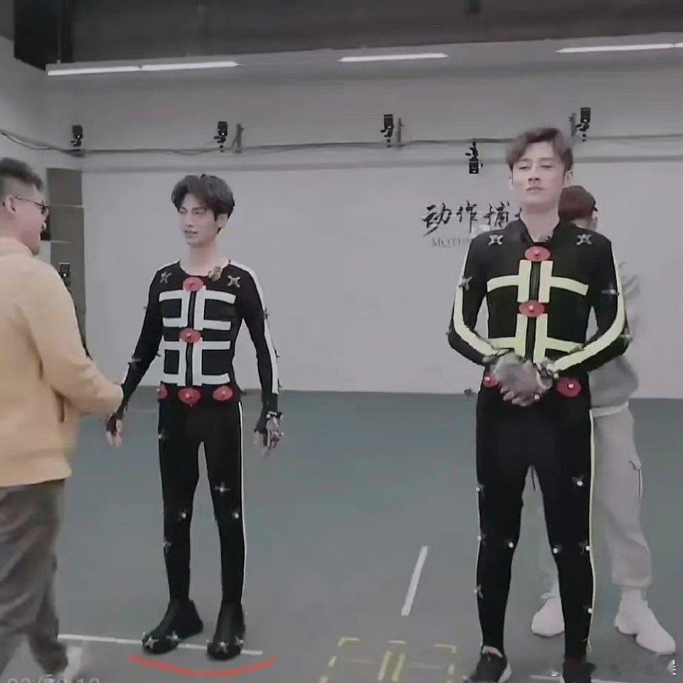 罗云熙瘦成这样真的能撑起来衣服吗？ ​​​