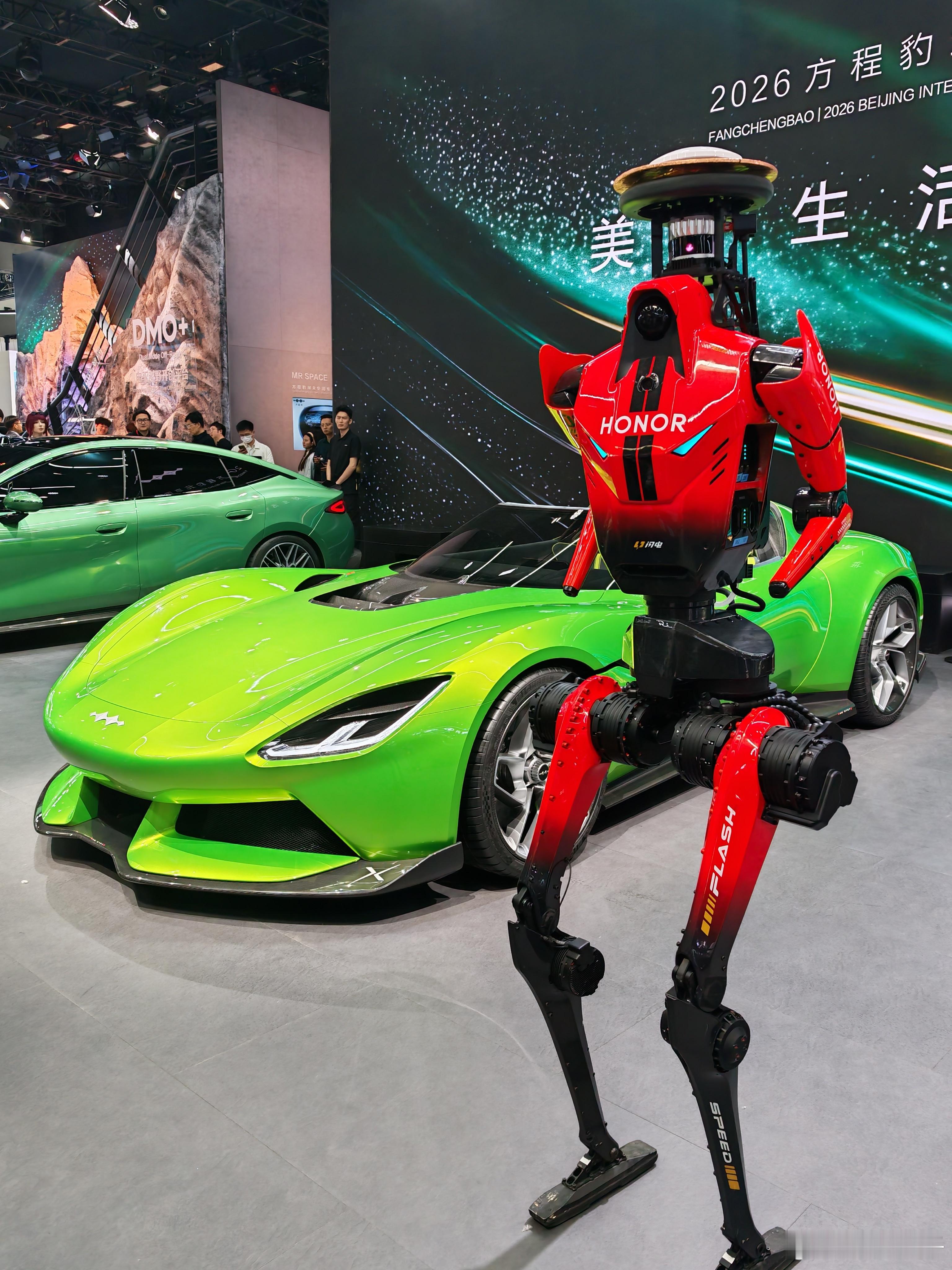 北京车展高光不断，方程豹展台迎来重磅联动荣耀机器人“闪电”与“元气仔”惊喜打卡站