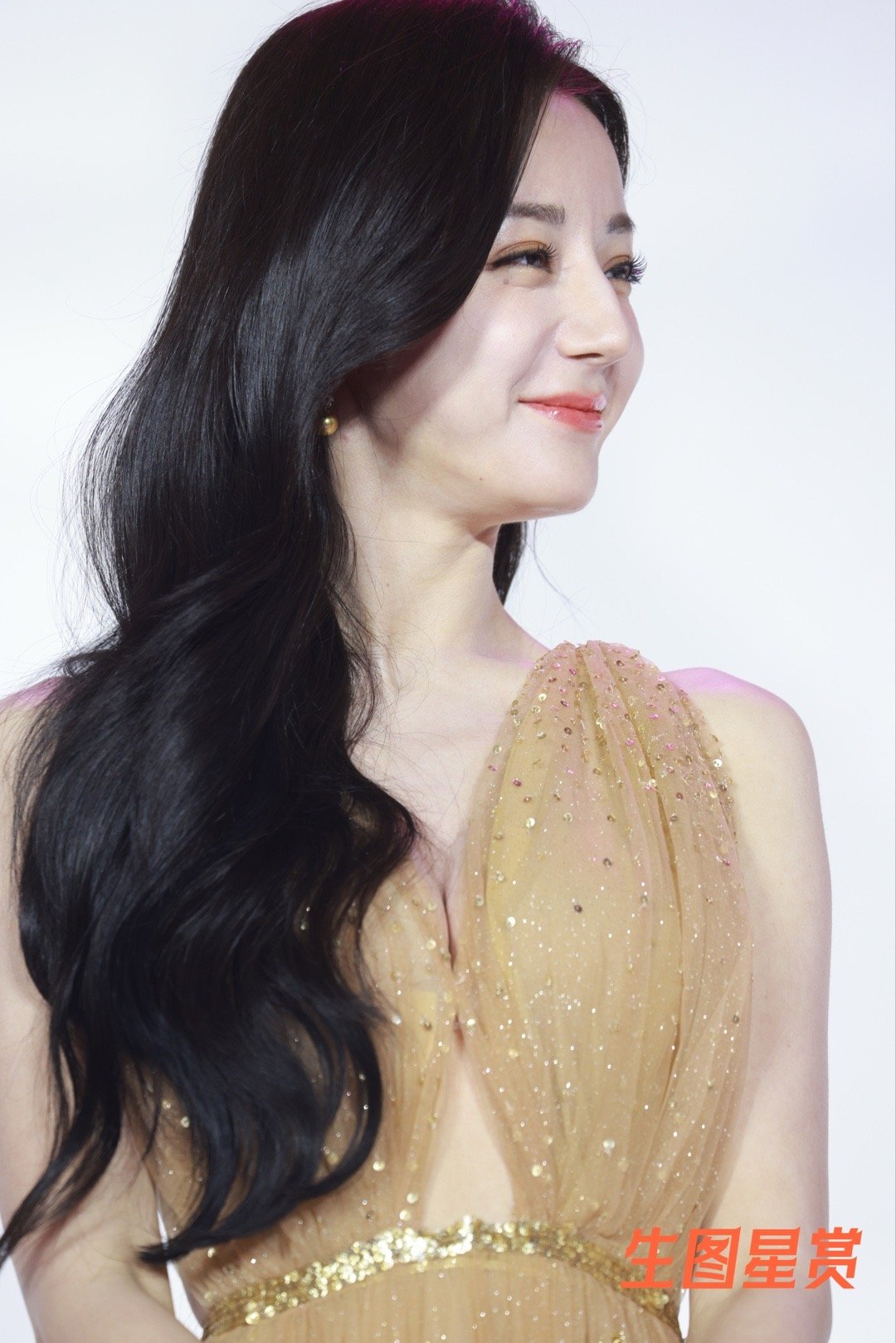 迪丽热巴轻纱拖地裙活动妆造，归国千金摇曳生姿，闪闪发光🌟💛 ​​​