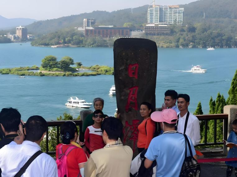 一位福建小伙提出了一个统一台湾的绝佳建议，那就是让内地大爷大妈去台湾旅游，然后给