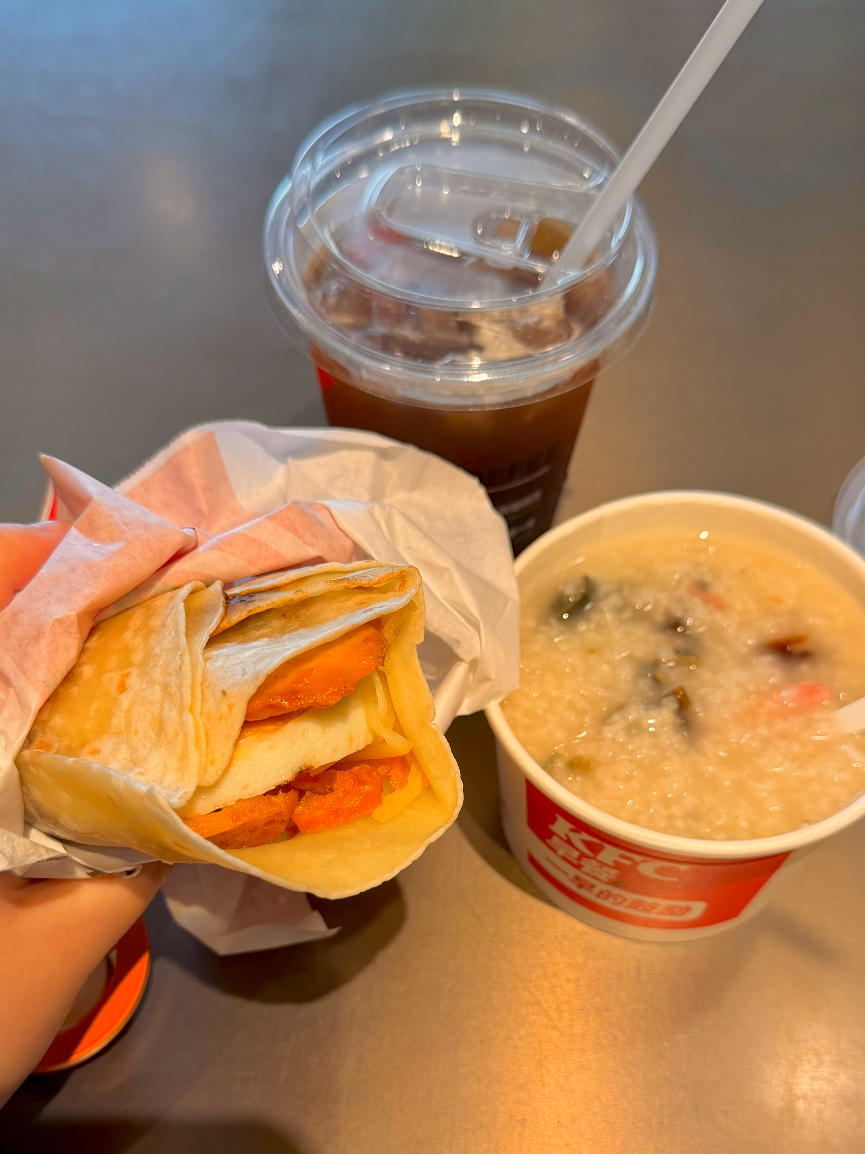 早啊……KFC早餐的大饼和皮蛋瘦肉粥简直夯中之夯（我现在一看到皮蛋瘦肉粥就想到一