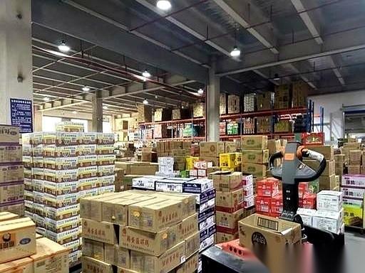 街边开了十几年的老店，卷帘门哗啦一下拉上，贴着“旺铺转让”，字都晒褪色了。批发市