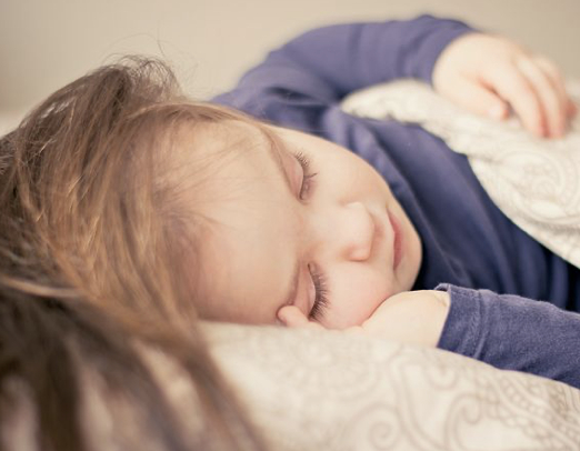 #午睡过久会长胖吗# 是否需要睡午觉，需因人而异。如果孩子不睡午觉，不会导致下午