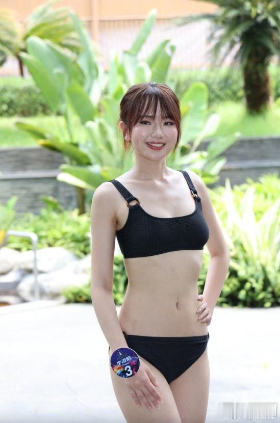 港姐12强泳装照 2026港姐12强穿泳装集体拍外景大片，全员统一穿比基尼在泳池