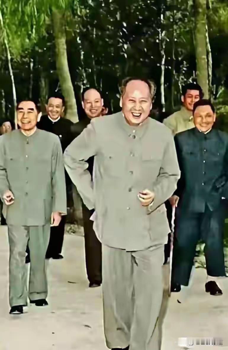 笑的都很灿烂，气场满满，磁场很足！[赞][赞][赞][赞][赞][赞][赞]