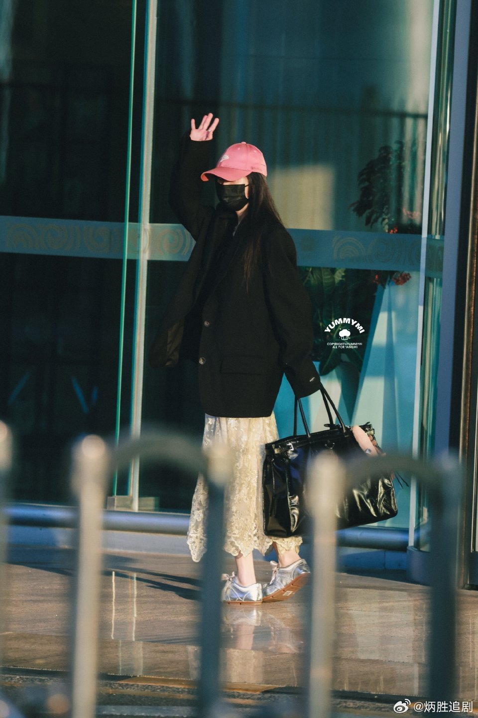 杨幂出发进组《江山大同》，祝拍摄顺利