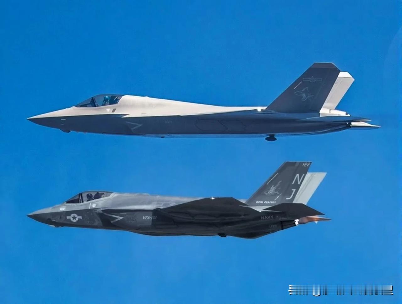 F-35C与J-35同比例对比，不得不说“肥电”是真的肥，点了隐身的科技树，其他