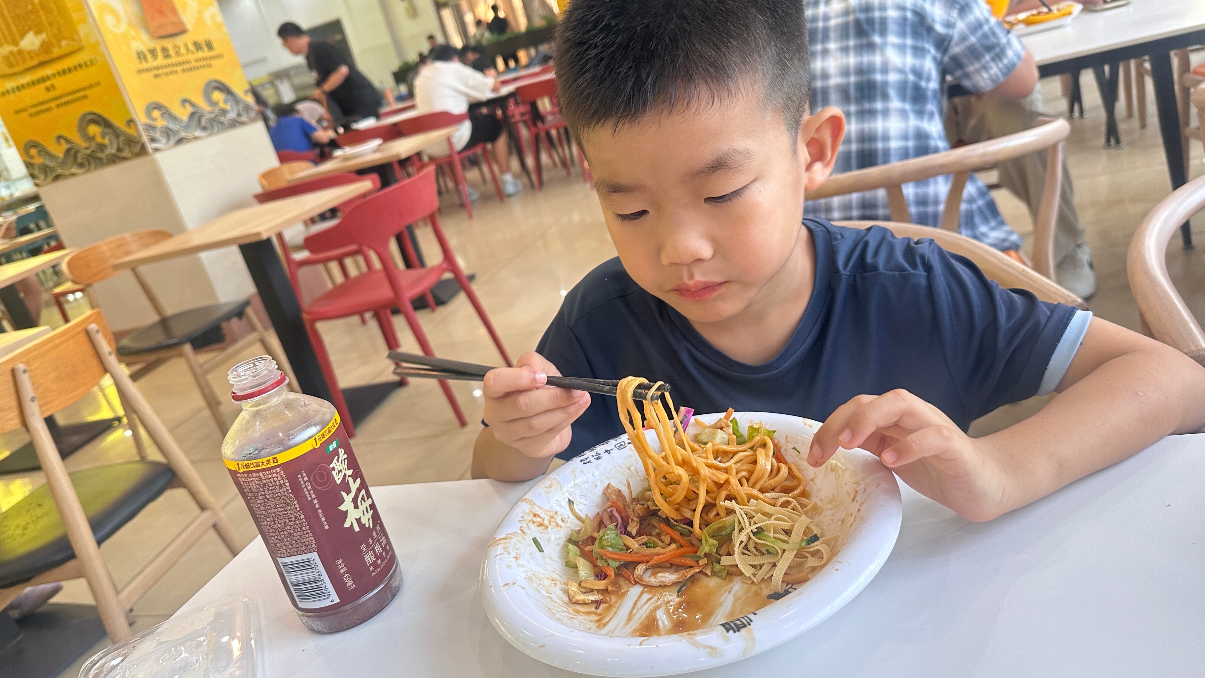 润润跟着我的搭子出去玩回来了照片看是大口干饭其实是哼哼唧唧说不饿又说想喝酸梅汤买