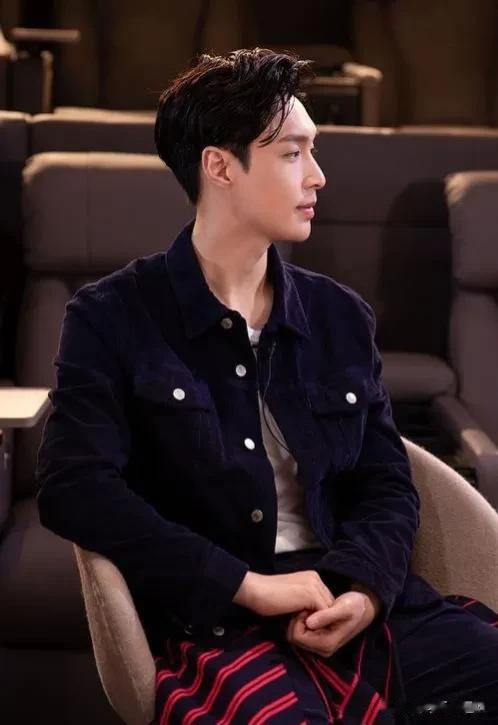 #影视连载计划#
张艺兴此次在《孤注一掷》饰演被困诈骗工厂的程序员潘生，颠覆形象