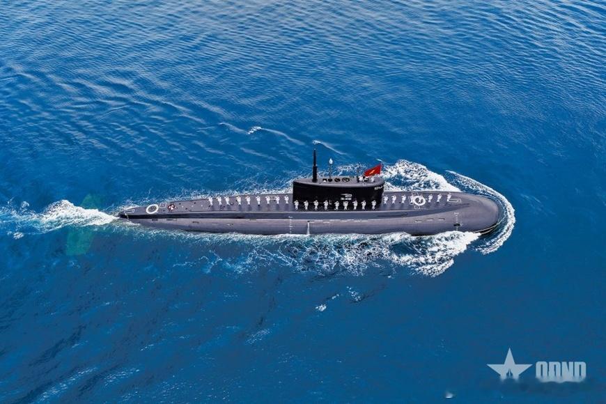 2025年9月2日越南海军在庆和省金兰湾海域进行海上阅兵，这是接受检阅的基洛级6