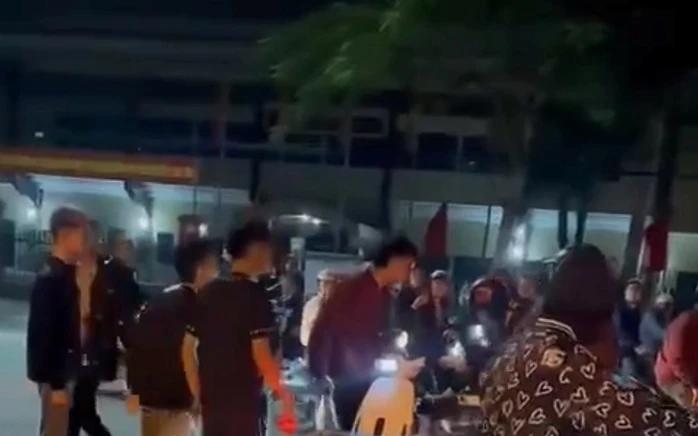 越南两组青年男子用水烟袋、玻璃瓶、砖块、头盔打斗……结果，两组青年4人受伤
3月