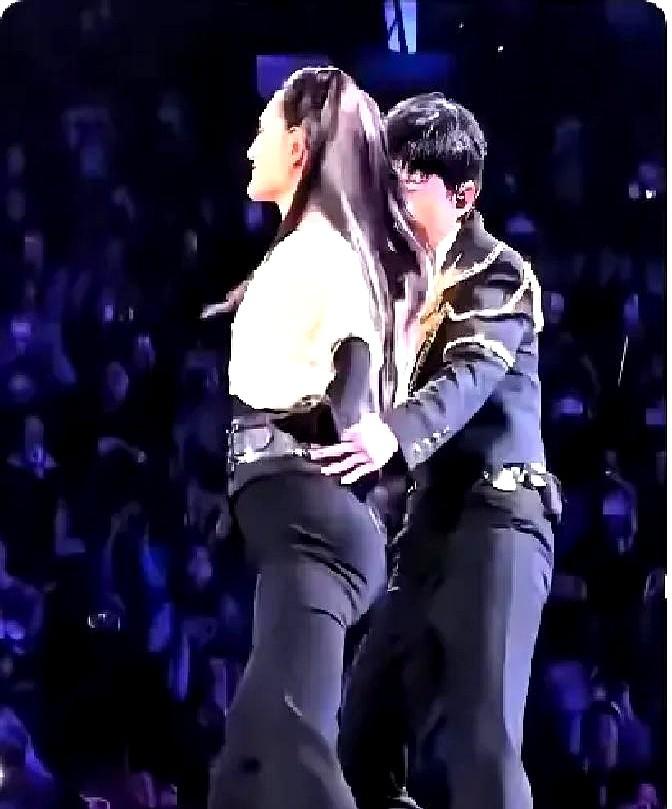 谢娜给张杰跨年站台，结果全网都在议论她的肚子。

一身亮片裙，镜头怼到腰上，弹幕