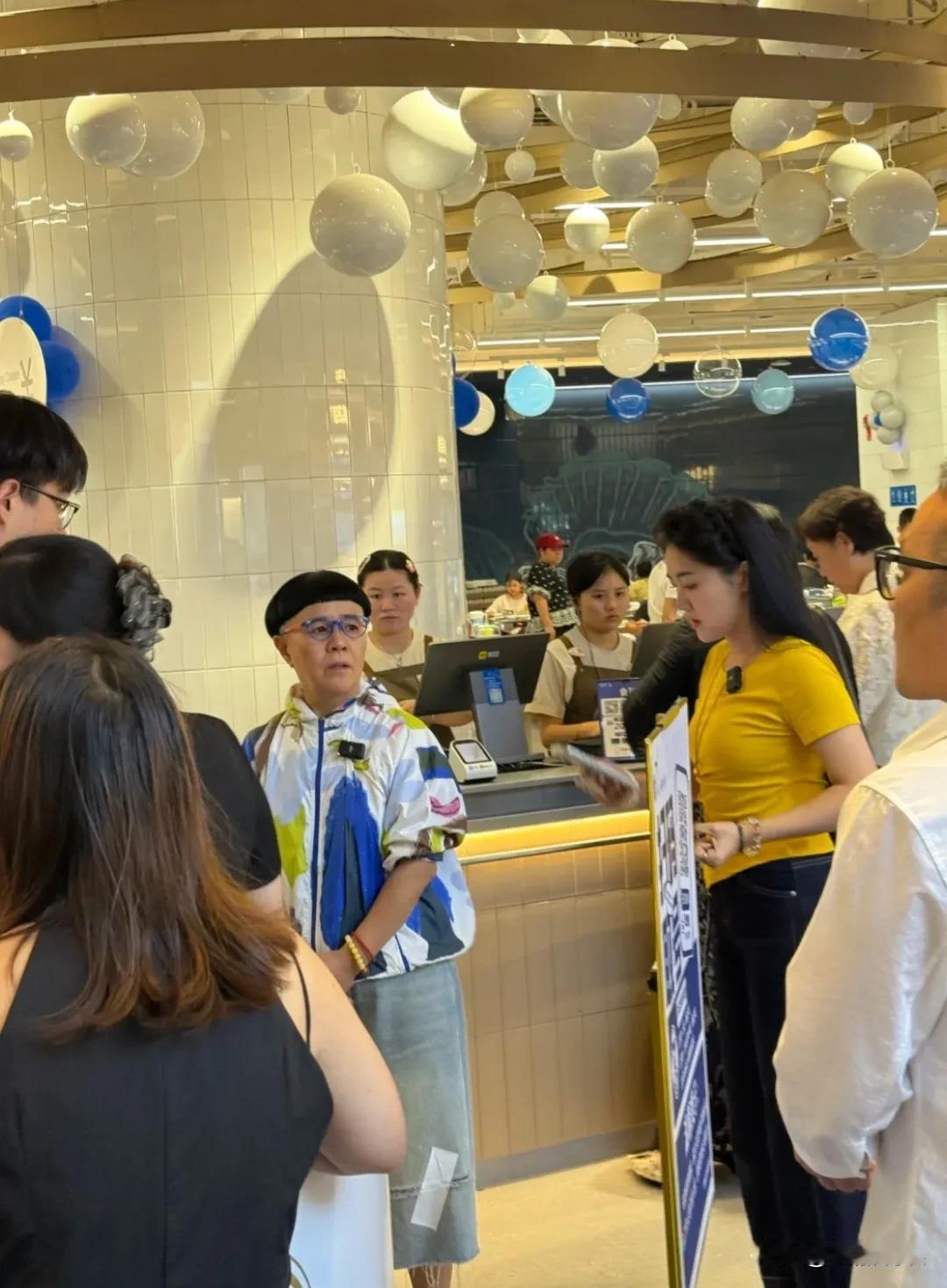 金龟子和女儿娃娃现身漳州。
金龟子戴着眼镜，穿着长袖，八分阔腿裤，尽管留着娃娃头