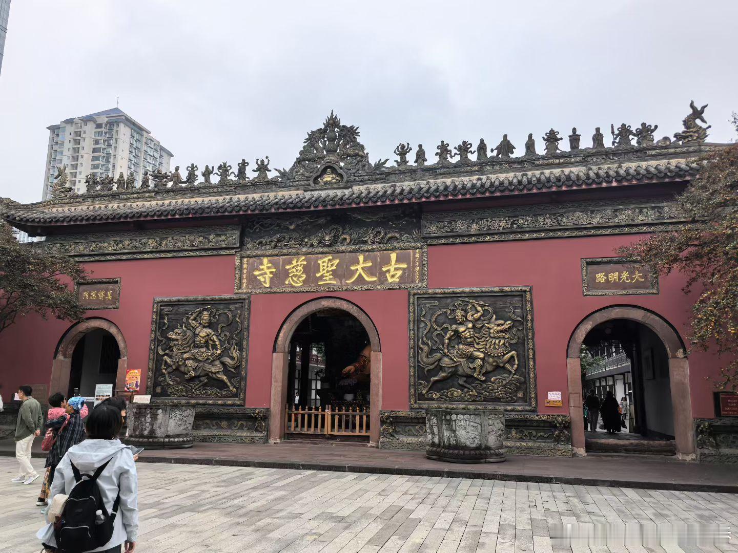 看看咱这待遇，北方姐姐负责拍照，我负责发围脖，不用出门就能看到成都的美景，我看看