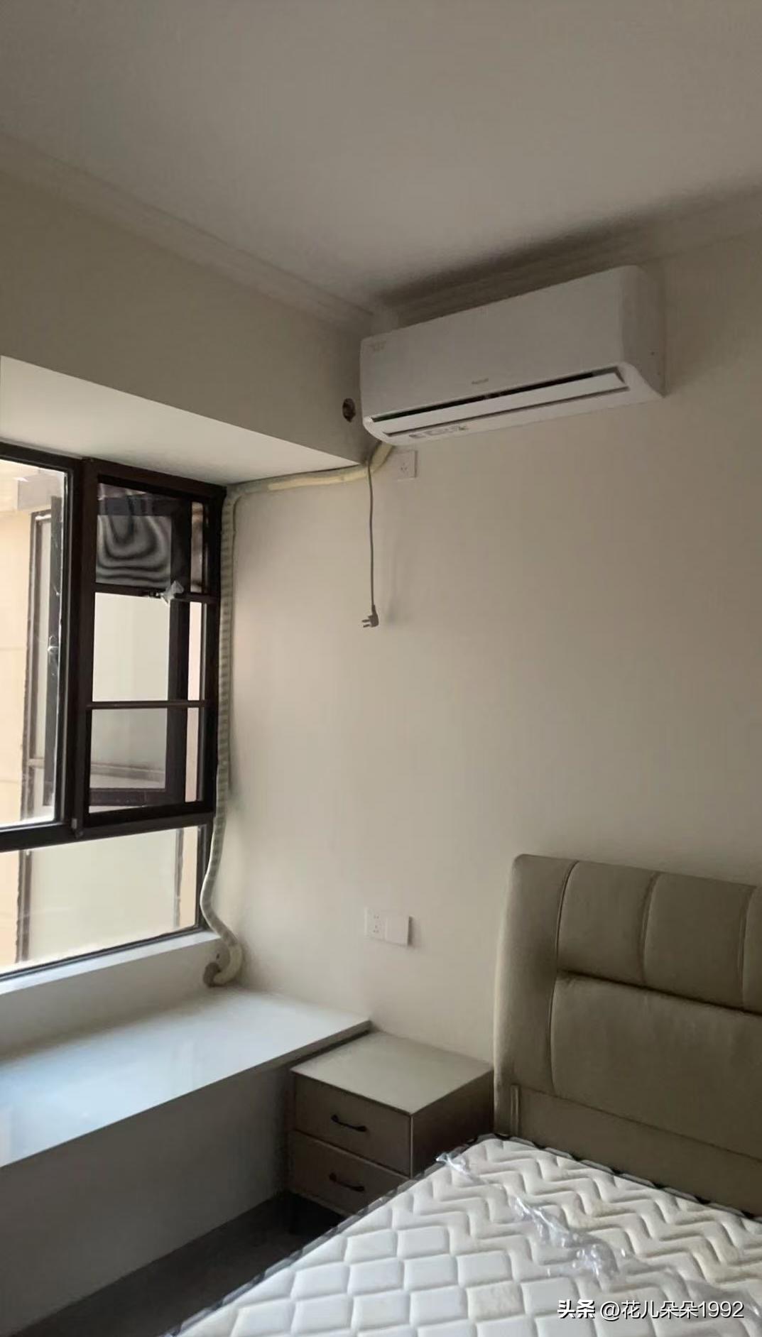 新家最丑的地方
开发商预留的空调孔高于主机，影响排水
所以水管和铜管不能从原孔出