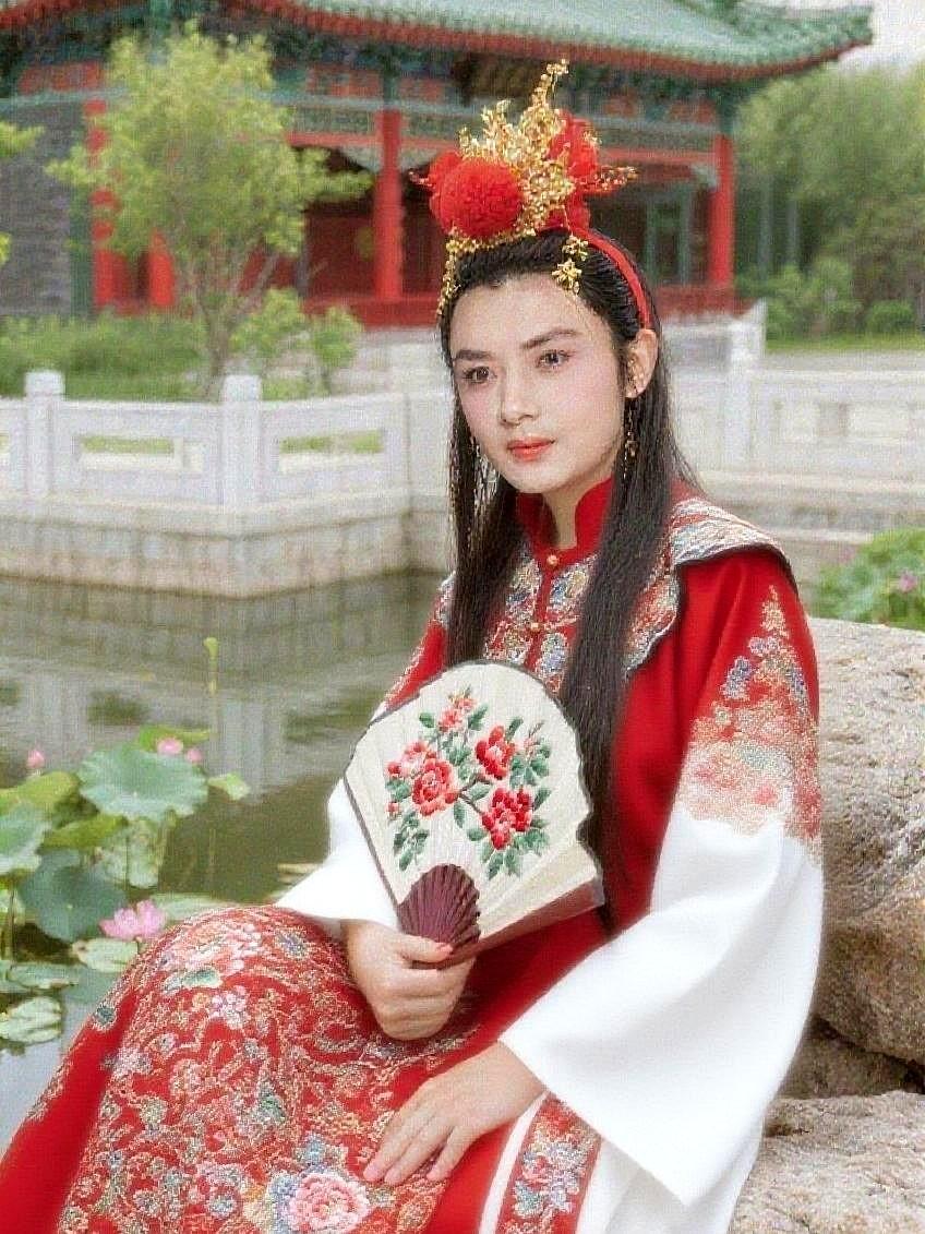 87版红楼梦贾宝玉选角困难。
导演王扶林第一个看中侯长荣，可惜身高太高错失。
