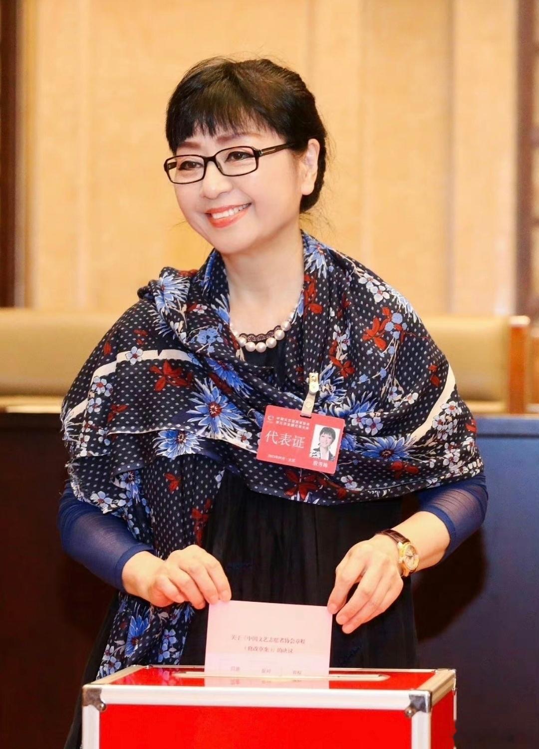 著名歌唱家殷秀梅老师当选第三届中国文艺志愿者协会主席！👏👏👏 ​​​