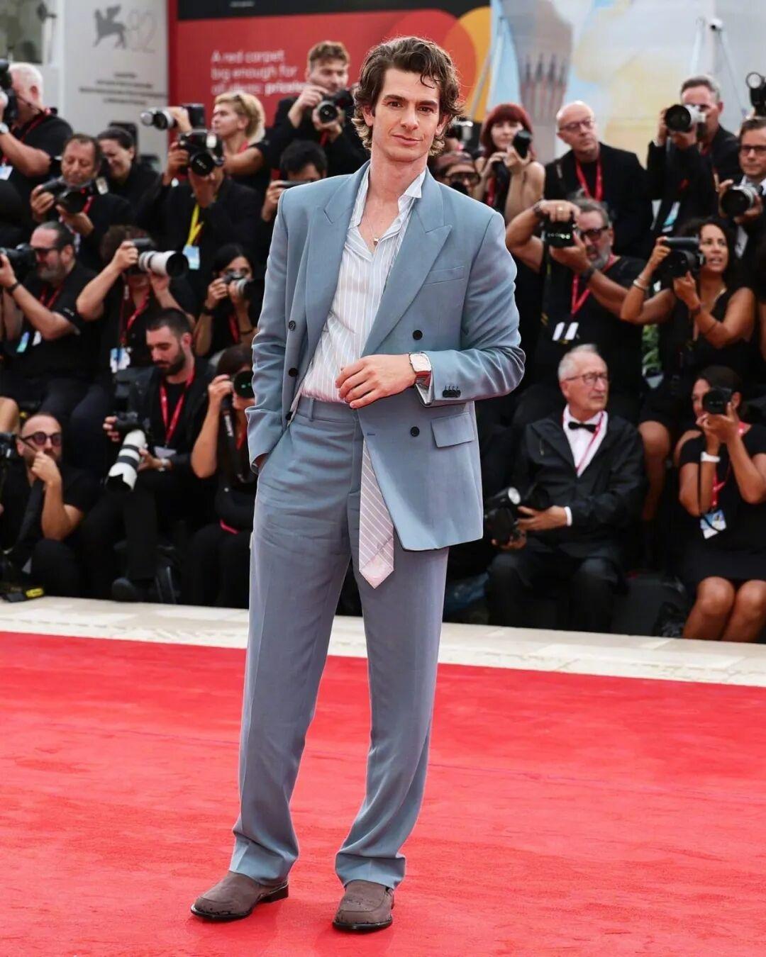 现身第82届威尼斯电影节的安德鲁·加菲尔德（Andrew Garfield）今天
