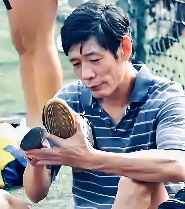 张卫华，上海出身的中卫，当年比范志毅还早进国字号，结果申花职业化时没留下，去了甲