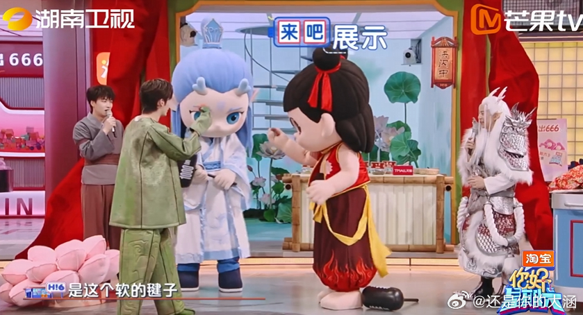 张颜齐和哪吒踢毽子张颜齐送的毽子礼物让哪吒充满喜悦，两人现场踢毽子，开心满满你好
